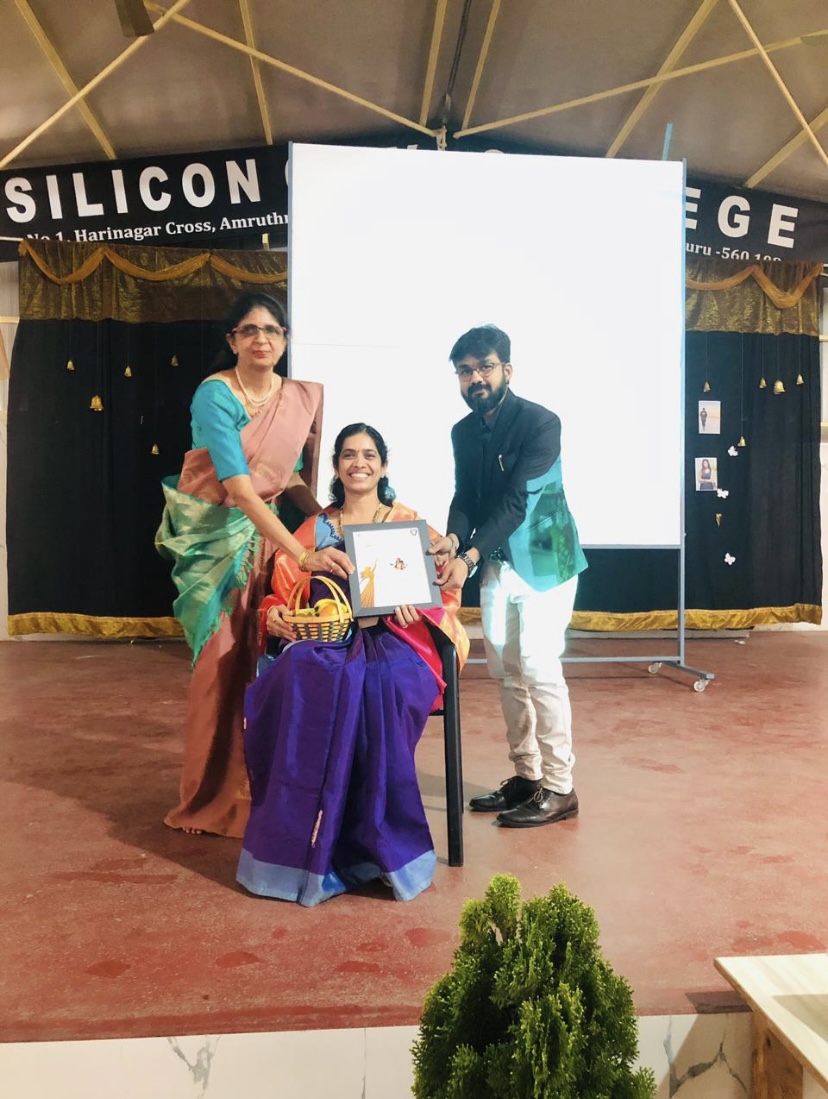 Award presentation to women achievers at Thathaastu India event